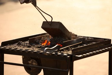 Demirciler at nalı döverler. Eski yöntemlere göre dövmek için ısıtılmış metal. Eski bir fırın. Atölye atı koşum takımı sahte aletler üretiyor. Ateş Fırınında Ustalar