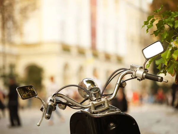 Blick durch das Lenkrad eines Motorrads von der Biker-Seite auf die Architektur der antiken Stadt. Chopper-Parkplatz im Touristenzentrum. Auf Zweirädern unterwegs. gegen den Rücken — Stockfoto