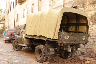 Lviv, Ukrayna - 9 9: 2019: Amerikan Ordusu arabaları savaş tarafından yok edildi. 2. Dünya Savaşı sırasında soykırım uzun metrajlı bir film sahnesi. Askeri çatışmaların sıcak noktaları. Avrupa 'daki Amerikan askerleri