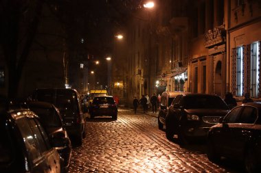 Lviv, Ukrayna - 1920: Gece Şehri manzarası. Avrupa mimarisinin anıtı. Antik bir turizm şehrinin ışıkları. Rönesans taşından yapılar. Dini yapı