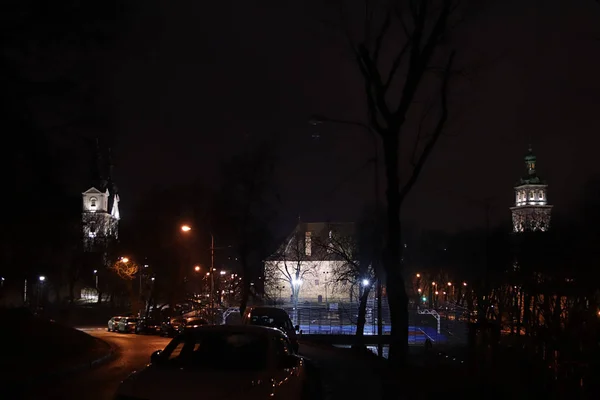 Lviv, Ucrania - 1 9 2020: paisaje de la ciudad nocturna. Monumento a la torre de polvo de arquitectura europea. Las luces de una antigua ciudad turística. Estructuras de piedra renacentista. Edificio religioso — Foto de Stock