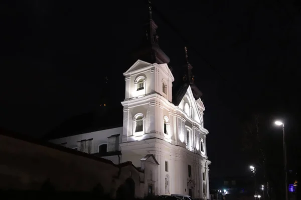 Lwów, Ukraina - 19 2020: krajobraz nocnego miasta. Pomnik architektury europejskiej to kościół Karmelitów Bosych. Światła starożytnego miasta turystycznego. Renesansowa budowla kamienna — Zdjęcie stockowe