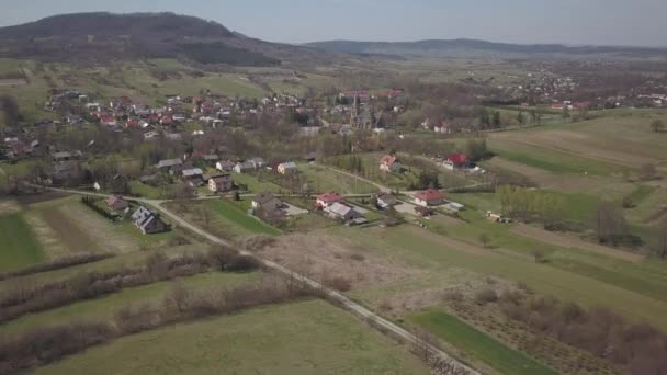 Cieklin Polsko 2019 Panorama Malé Evropské Vesnice Křesťansko Katolickým Kostelem — Stock video