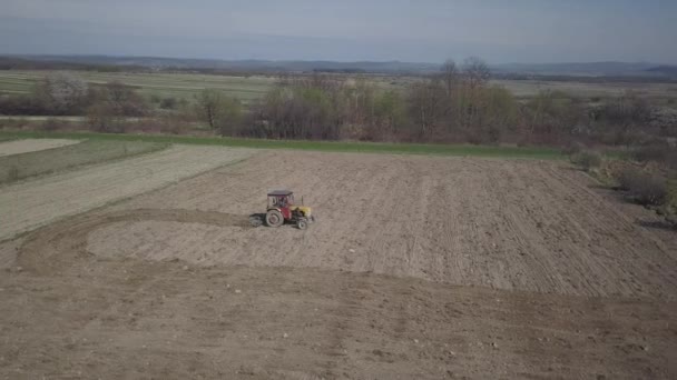 Een Boer Een Tractor Met Een Seeder Zeugen Graan Geploegd — Stockvideo