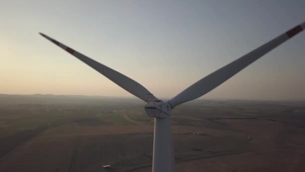 在春季的白天 在风力发电站附近飞行 能量发生器的旋转叶片 生态清洁电力 现代自然资源利用技术 — 图库视频影像