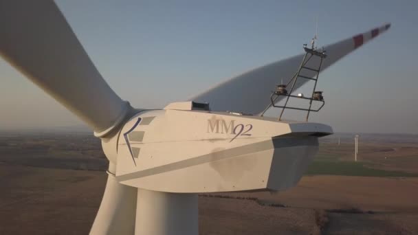 在春季的白天 在风力发电站附近飞行 能量发生器的旋转叶片 生态清洁电力 现代自然资源利用技术 — 图库视频影像