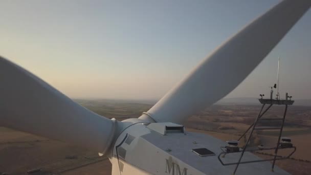 Політ Біля Вітроелектростанції Вдень Навесні Обертові Лопаті Енергетичних Генераторів Екологічно — стокове відео