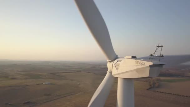 Vlucht Buurt Van Een Elektriciteitscentrale Wind Overdag Het Voorjaar Roterende — Stockvideo
