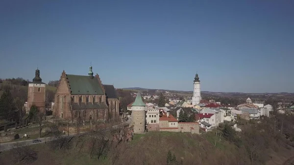 Biecz, Pologne - 4 4 2019 : Panorama de l'ancienne ville polonaise de Bech. Photographie aérienne prise du vol d'un oiseau photographié par un quadrocopter ou un drone. Lieu touristique de l'architecture médiévale des Carpates — Photo