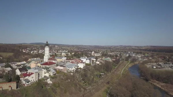 Biecz, Lengyelország - 4 4 4 2019: Panorama of the ancient Polish city of Bech. Légi felvétel egy madár repüléséről, amit egy quadrocopter vagy drón lőtt le. A középkori Kárpátok építészete — Stock Fotó