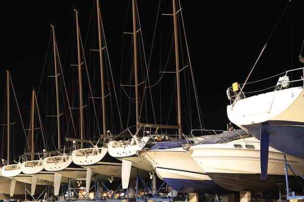 Вночі сухий паркінг яхт у хорватській асі марини міста Джазіра. Спалювання вогнів вечора середземноморського порту з парусними яхтами і рибальськими човнами. Сутінки в Адріатиці — стокове фото