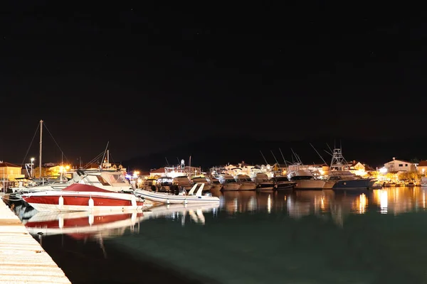 Нічне паркування яхт на хорватській асі марини в місті Джазіра. Спалювання вогнів вечора середземноморського порту з парусними яхтами і рибальськими човнами. Сутінки на Адріатичній Рив'єрі. Спокійно — стокове фото