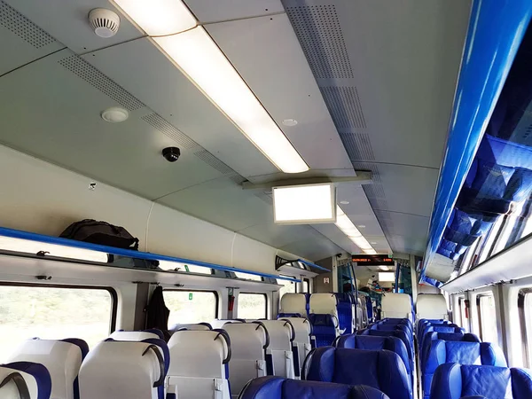 现代高速客车的内饰, 颜色为蓝色和白色。公共交通中的软座椅。现代交通的设计。舒适长途旅行 — 图库照片