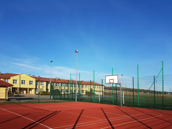 Lubno, Polska - 2018 9 lipca: otwarty stadion na dziedzińcu szkoły. Edukację młodego pokolenia. Boisko sportowe do piłki nożnej, siatkówki i koszykówki. Oświetlenie na naturalnych źródeł — Zdjęcie stockowe