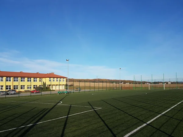Лубно, Польша - 9 июля 2018 года: Открытый стадион во дворе сельской школы. Воспитание подрастающего поколения. Спортивная площадка для футбола, волейбола и баскетбола. Освещение природных источников — стоковое фото