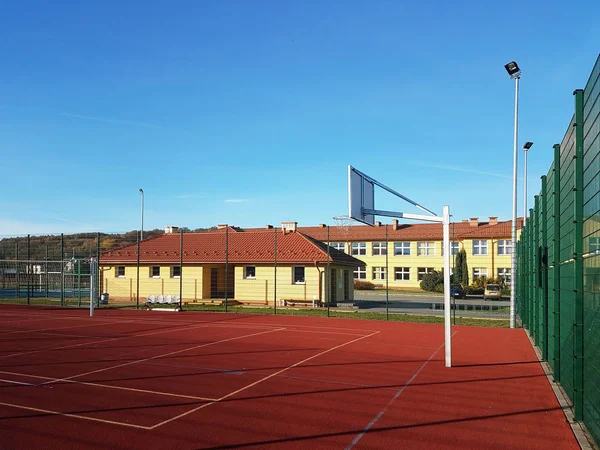 Lubno, Polônia - 9 de julho de 2018: Um estádio aberto no pátio de uma escola de aldeia. Educação da geração mais jovem. Campo de esportes para futebol, voleibol e basquete. Iluminação em fontes naturais — Fotografia de Stock