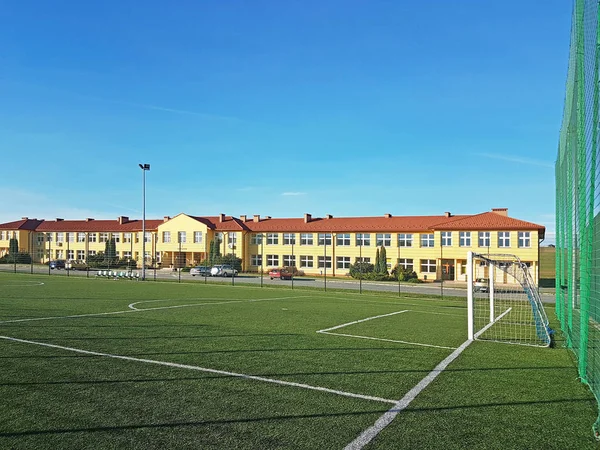 Lubno, Polonya - 9 Temmuz 2018: bir köy okulu avlusunda açık bir stadyum. Genç kuşak eğitimi. Spor, futbol, voleybol ve basketbol için zemin. Doğal kaynakları üzerinde aydınlatma — Stok fotoğraf