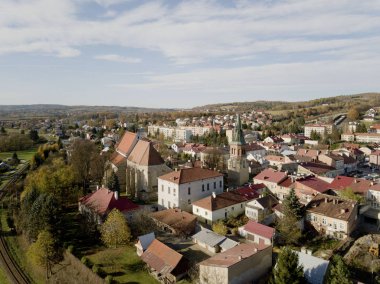 Strzyzow, Polonya - 9 9 2018: Eski kesiminde bir kuş uçuş küçük bir kasabada fotoğrafını. Hava fotoğrafçılığı dron veya quadrocopter tarafından. Turistik yerler Avrupa'nın tanıtımı. Bir ortaçağ şehir planlama
