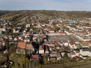 Strzyzow, Polonya - 9 9 2018: Eski kesiminde bir kuş uçuş küçük bir kasabada fotoğrafını. Hava fotoğrafçılığı dron veya quadrocopter tarafından. Turistik yerler Avrupa'nın tanıtımı. Bir ortaçağ şehir planlama