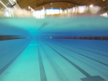 Kapalı 25 metre yüzme. Su altında görüntüleyin. Spor izlemek. Su sporları ve yarışmalar için mekan. Yapay rezervuar. Spor kompleksi arıtma su. Sıvı hava kabarcıkları