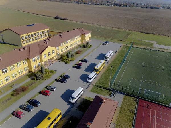 Wisniowa, Polonya - 9 10 2018:Open okul spor kompleksi. Kuş uçuş oyun alanlarını Panoraması. Hava fotoğrafçılığı dron veya quadrocopter. Yarışmalar ve spor etkinlikleri için mekan — Stok fotoğraf