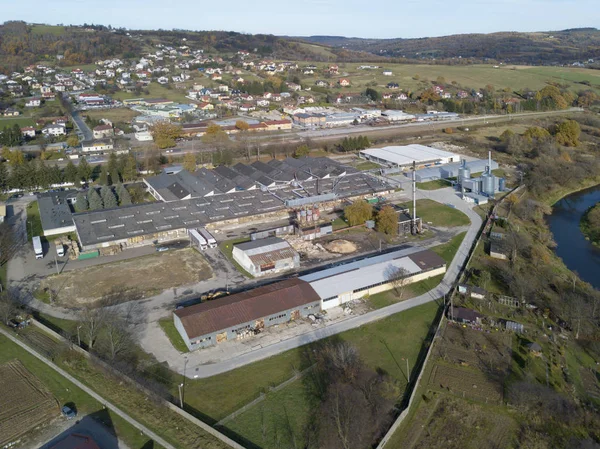 Strzyzow, Polônia - 9 9 2018: Vista da fábrica e área residencial para trabalhadores com casas de vários andares baixas. Panorama do drone ou quadrocopter com vista panorâmica. Layout arquitetônico de — Fotografia de Stock