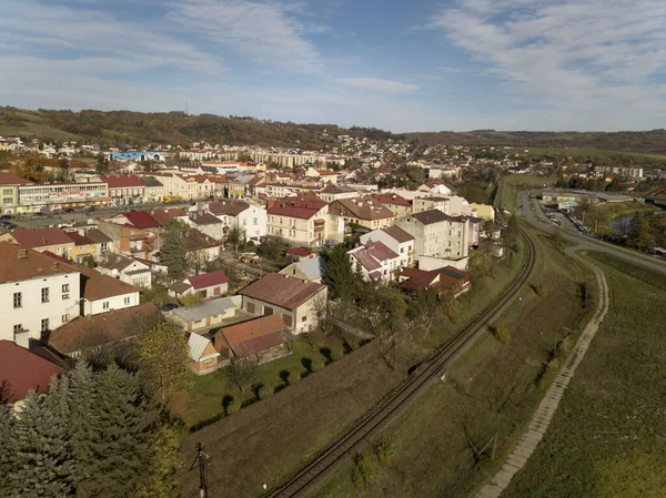 Strzyzow, Pologne - 9 9 2018 : Vue sur l'usine et le quartier résidentiel pour les travailleurs avec des maisons à étages bas. Panorama depuis le drone ou le quadrocopter avec vue aérienne. Aménagement architectural de — Photo