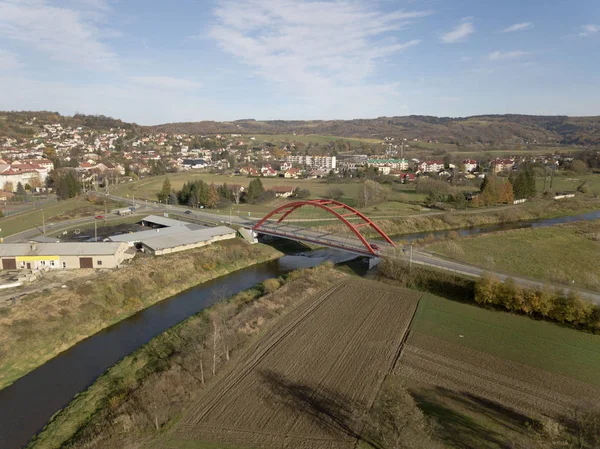 Strzyzow, Polsko - 9 9 2018: Pohled na továrnu a obytnou čtvrť pro pracovníky s nízkými vícepodlažními domy. Panorama z dronu nebo kvadrokoptéry s ptačí perspektivou. Architektonické uspořádání — Stock fotografie