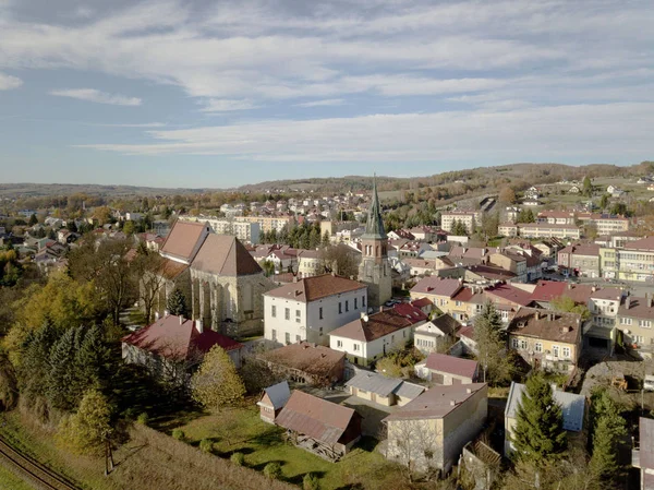 새의 비행에서 작은 마을의 오래 된 부분은의 Strzyzow, 폴란드-9 9 2018: 사진. 무인 항공기 또는 quadrocopter 공중 사진. 유럽에서 관광 장소 광으십시오. 중세 도시 계획 — 스톡 사진