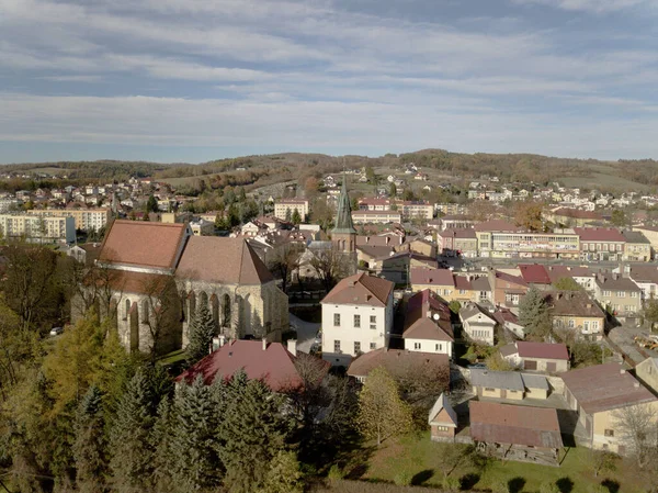 Strzyżów, Polen - 9 9 2018: Fotografi av den gammala delen av en liten stad från en fågels flykt. Flygfotografering av drönare eller quadrocopter. Annonsera turistorterna i Europa. Planera en medeltida stad — Stockfoto