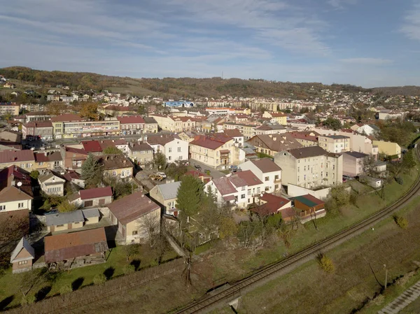 Strzyzow, Pologne - 9 9 2018 : Photographie de la vieille partie d'une petite ville depuis un vol d'oiseau. Photographie aérienne par drone ou quadrocopter. Annoncez les lieux touristiques en Europe. Planification d'une ville médiévale — Photo