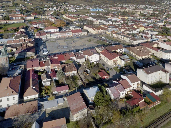 Strzyzow, Polônia - 9 9 2018: Fotografia da parte antiga de uma pequena cidade a partir do voo de um pássaro. Fotografia aérea por drone ou quadrocopter. Anuncie lugares turísticos na Europa. Planejando uma cidade medieval — Fotografia de Stock