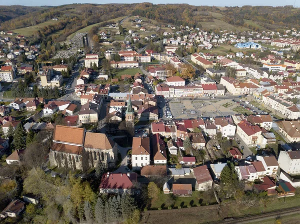 Strzyzow, Pologne - 9 9 2018 : Photographie de la vieille partie d'une petite ville depuis un vol d'oiseau. Photographie aérienne par drone ou quadrocopter. Annoncez les lieux touristiques en Europe. Planification d'une ville médiévale — Photo