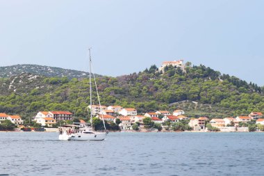 Yelkenli Yat tepede Dalmaçya antik şehir antik mimariye sahip ve bir kale Pasman kenti Hırvat marinaya gider. Riviera Akdeniz bölgesinde Adriyatik Denizi