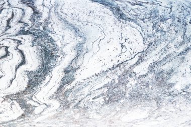 Plaka mermer siyah ve beyaz tonları yapılır. Yumuşak doku tasarım ve dekorasyon için. Doğal yapı malzemesi. Taşın üstünde doğal desenler. Zemin ve duvarlar için seramik plakalar