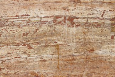 Tabak kahverengi mermerden ve renk çizgileri var. Kahverengimsi beyaz gölgeler. Tasarım ve dekorasyon için pürüzsüz bir doku. Doğal yapı malzemesi. Taştaki doğal desenler. Tabaklar zemin için