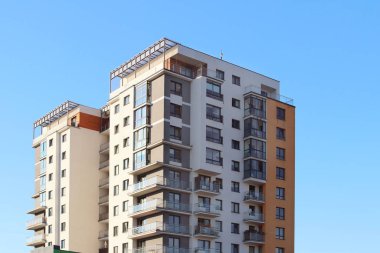 Rzeszow, Polonya - 10 18 2018: Yüksek bir çok katlı bina inşaatı. Gökdelen metal iskele ile döşenmiş. Yükseklikte tehlikeli bir iş. Düzenleme şehrin modern mimari