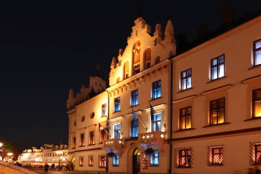Rzeszow, Polonya - 10 9 2018: belediye tarafından fener ışığında akşam şehrin eski bölümü. Bölgenin turistik. Ortaçağ şehir merkezinde romantik yürüyüşler