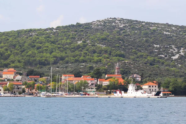 The white ferry is moored in the Croatian marina of the city Mrljiane on the island Pasman near Zadar. The ancient town of Dalmatia with ancient architecture in the Adriatic Sea. Mediterranean region — Stock Photo, Image