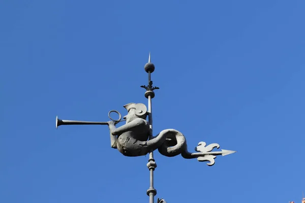 Жешув, Польша - 10 сентября 2018: фигура Мбаппе на шпиле ратуши. Символ городского сообщества в виде человеческой головы со змеиным хвостом, дующим в кузницу. Уитервейн — стоковое фото