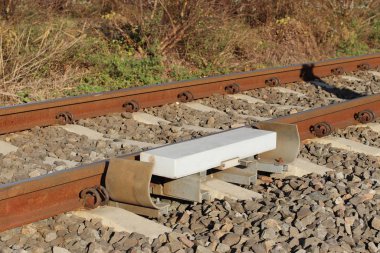 Demiryolu tren geçit sinyal algılayıcı alarmı, bir yol geçiş izlemek. Kaba olan çakıl ile raylar ve lokomotif ve vagon taşıma için uyuyanlar Höyük