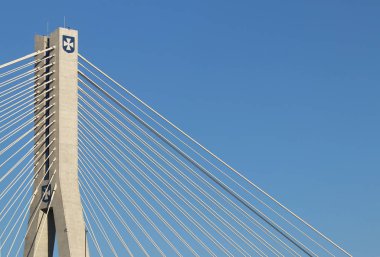 Rzeszow, Polonya - 99 2018: Wislok Nehri üzerindeki askıya alınmış yol köprüsü. Metal inşaat teknolojik yapısı. Modern mimari. Mavi arka planda beyaz bir haç şehrin bir sembolüdür.
