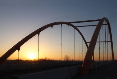 Rzeszow, Polonya - 9 9 2018: Askıya alınan yol köprü otoyol üzerinden. Metal konstrüksiyon teknolojik yapısı. Modern mimari