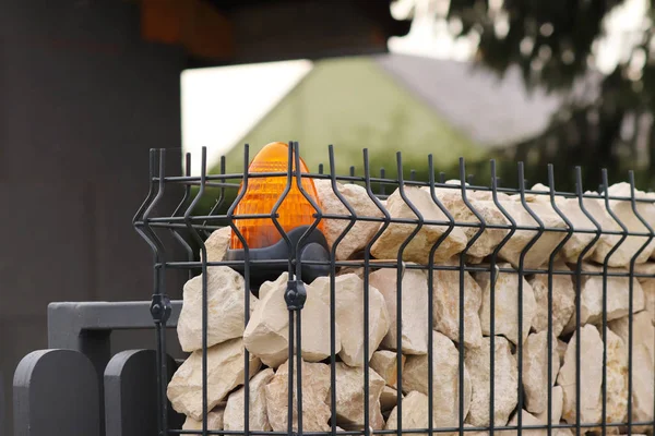 Oranje kamer alarm licht ligt op een baksteen fence post. Het appartementengebouw van de intercom bij de ingang een beschermde privéruimte. Risico waarschuwing. Intercom voor deurplaat. Bescherming van eigendom en uitgevoerd met Securit — Stockfoto