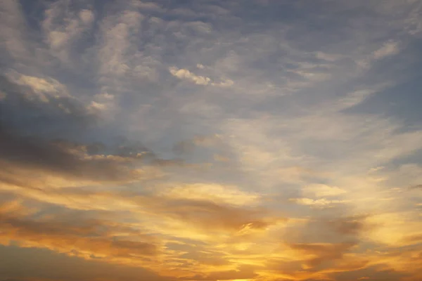 Закат над деревней. Драматическая окраска вечернего неба с кучевыми облаками. Золотая гамма красок природы. Предсказание изменения погодных условий. Романтическое настроение. Чёрный силуэт — стоковое фото