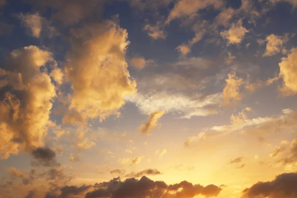 Pôr do sol sobre a aldeia. Coloração dramática do céu da noite com nuvens cumulus. Gama dourada de cores da natureza. Previsão de mudanças climáticas. Humor romântico. Sílhueta preta — Fotografia de Stock