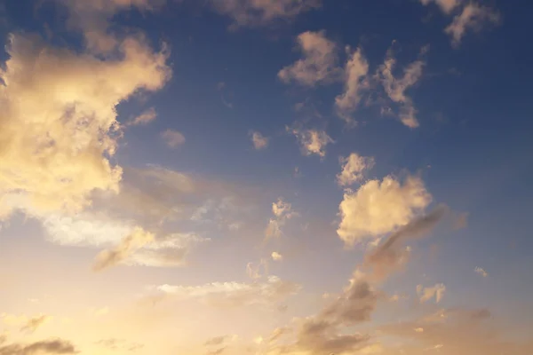 Закат над деревней. Драматическая окраска вечернего неба с кучевыми облаками. Золотая гамма красок природы. Предсказание изменения погодных условий. Романтическое настроение. Чёрный силуэт — стоковое фото