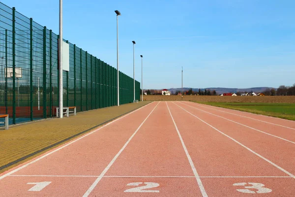 スタジアムで赤のトレッドミル。スポーツ コンプレックスの要素。屋外スポーツのためのコーティングします。陸上競技大会のための場所。1, 2, 3 - 開始トラック番号 — ストック写真