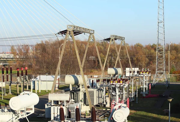 Onderstation hoogspanningstransformator. Elektrisch station — Stockfoto