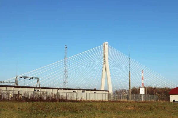 ポーランドのRzeszow - 9 2018: Wislok川を渡って中断された道路橋。金属構造技術構造。近代建築。青い背景の白い十字架は、街のシンボルです。 — ストック写真